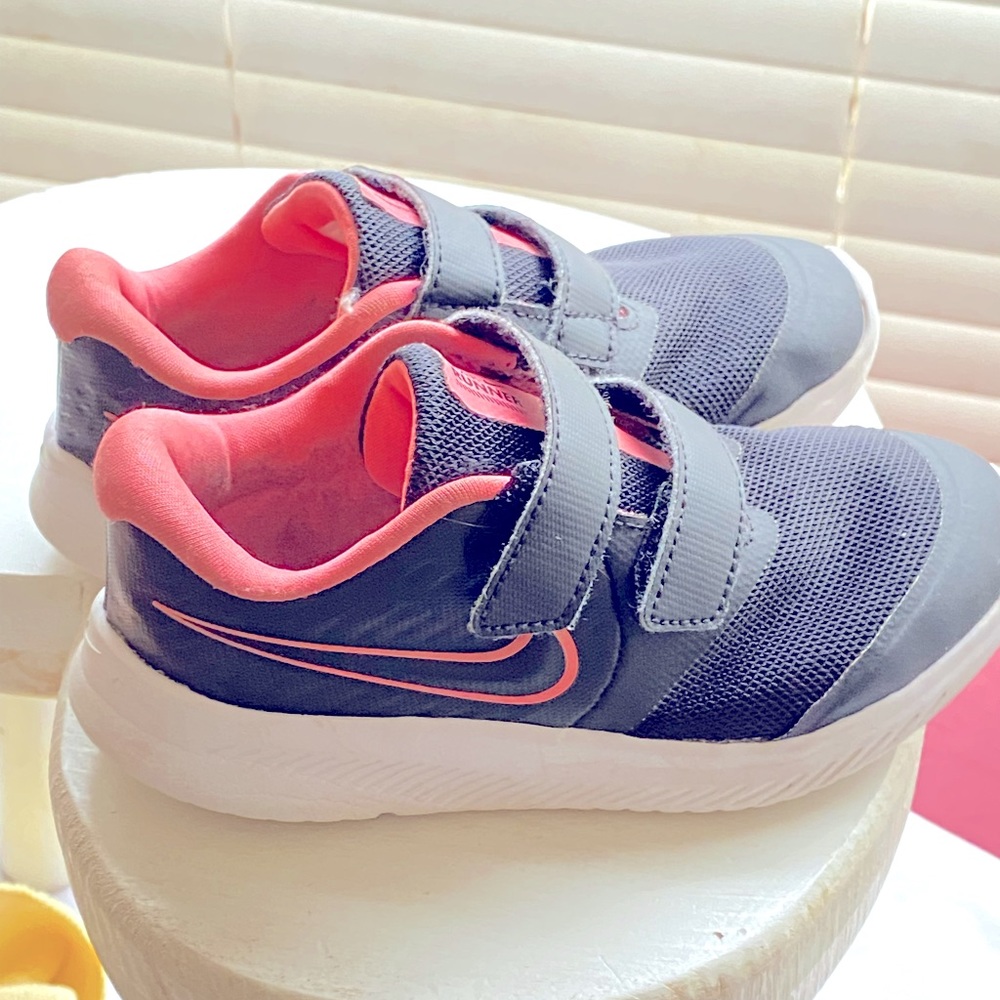 Girls Nike “star runner”